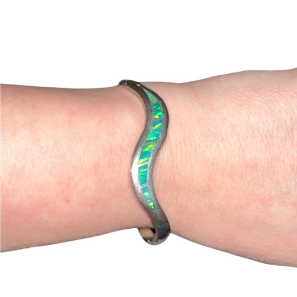 Vintage Sterling Silver Bangle with Opal Inlay and push hidden clasp - Picture 5 of 7